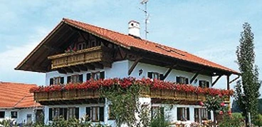 Archenhof.jpg Ein Bauernhaus mit rotem Dach und vielen Blumen. Der Ort wirkt einladend.