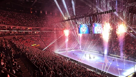 Lidl Final4 Große Arena mit dichtem Publikum, Lichtshow und Feuerwerk bei einem Handballevent