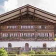 Haus Feld in Oey Imposantes Holzchalet mit aufwändig geschnitzter und bemalter FassadeImpressive wooden chalet with elaborately carved and painted façadeImposant chalet en bois à la façade richement sculptée et peinte