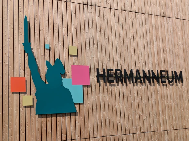 Hermanneum Schriftzug außen.jpg