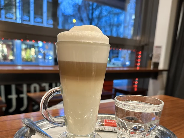 Latte macchiato im Taburettli Luzern