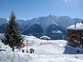 Snowgarden with a view of the Alps Snowgarden Bettmeralp liegt sonnig im Skigebiet mit Blick auf verschneite Walliser AlpenSnowgarden Bettmeralp is situated in a sunny location in the ski area with a view of the snow-covered Valais AlpsSnowgarden Bettmeralp est situé au soleil dans le domaine skiable avec vue sur les Alpes valaisannes enneigées.