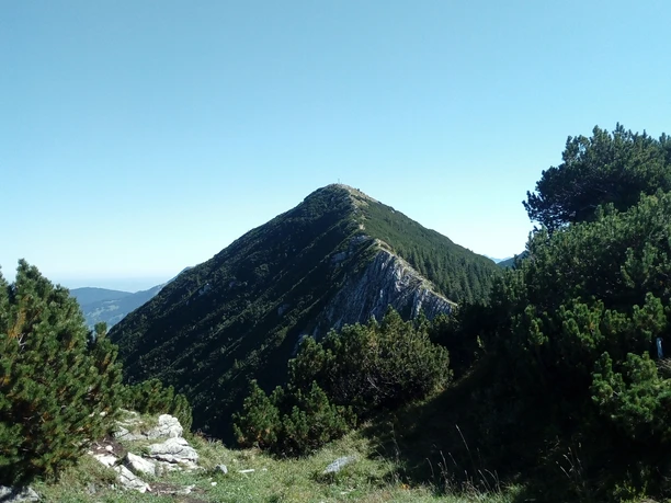 Blick zur Brecherspitze, hier biegen wir vor dem Gratweg links ab!