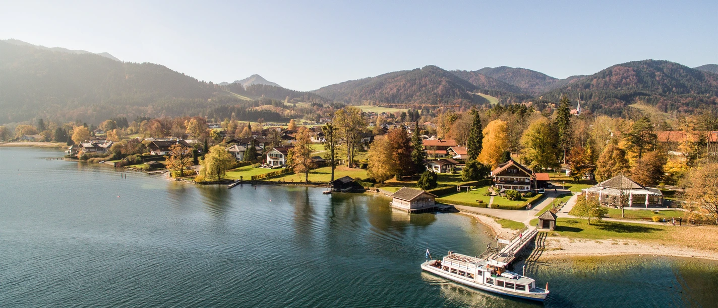 Bad Wiessee mit Kampen im Hintergrund