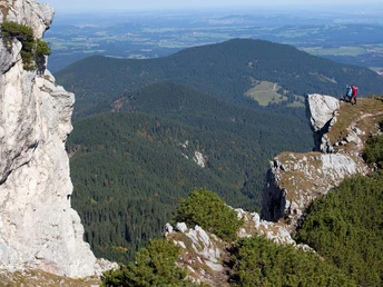 Hüttenwanderung - königliches Hüttenquartett: Aussicht ins Voralpenland
