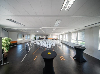 multifunktionaler Veranstaltungsraum_Reihenbestuhlung Großer Veranstaltungsraum mit Tageslicht, Reihenbestuhlung, Stehtischen und Leinwand