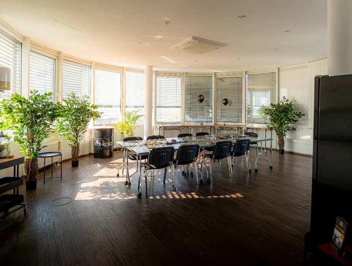 Rondell_Blockbestuhlung Runder Tagungsraum mit Tageslicht, Holboden und Blockbestuhlung