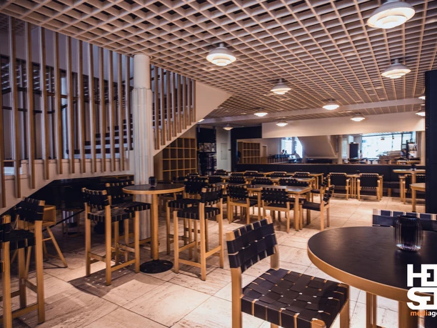 Stadtvinothek Innenraum der Stadtvinothek Wolfsburg mit modernen Holzmöbeln, Barbereich und hoher Decke