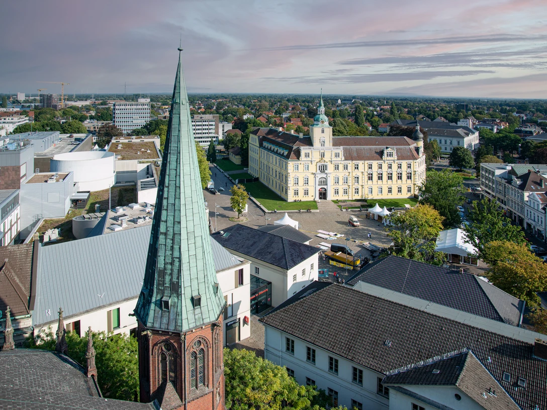 Oldenburg Luftaufnahme mit Schloss und Lamberti-Kirche Blick von oben auf das Oldenburger Schloss und den Turm der St. Lamberti-Kirche