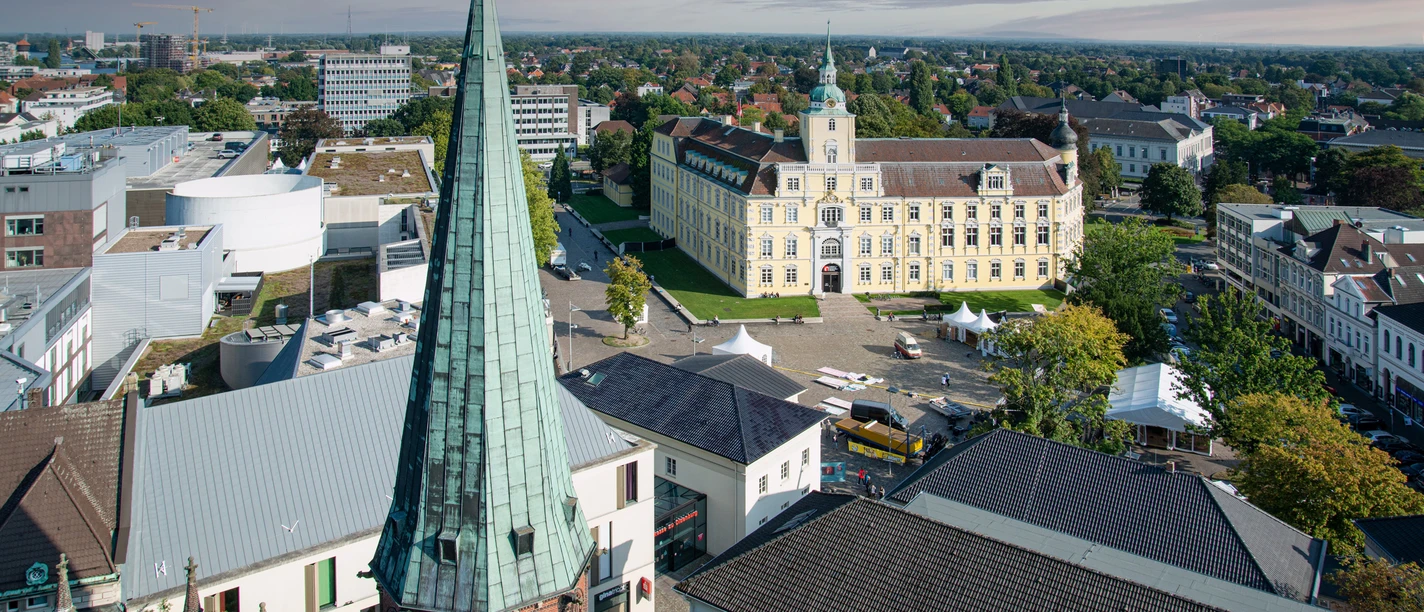 Oldenburg Luftaufnahme mit Schloss und Lamberti-Kirche Blick von oben auf das Oldenburger Schloss und den Turm der St. Lamberti-Kirche