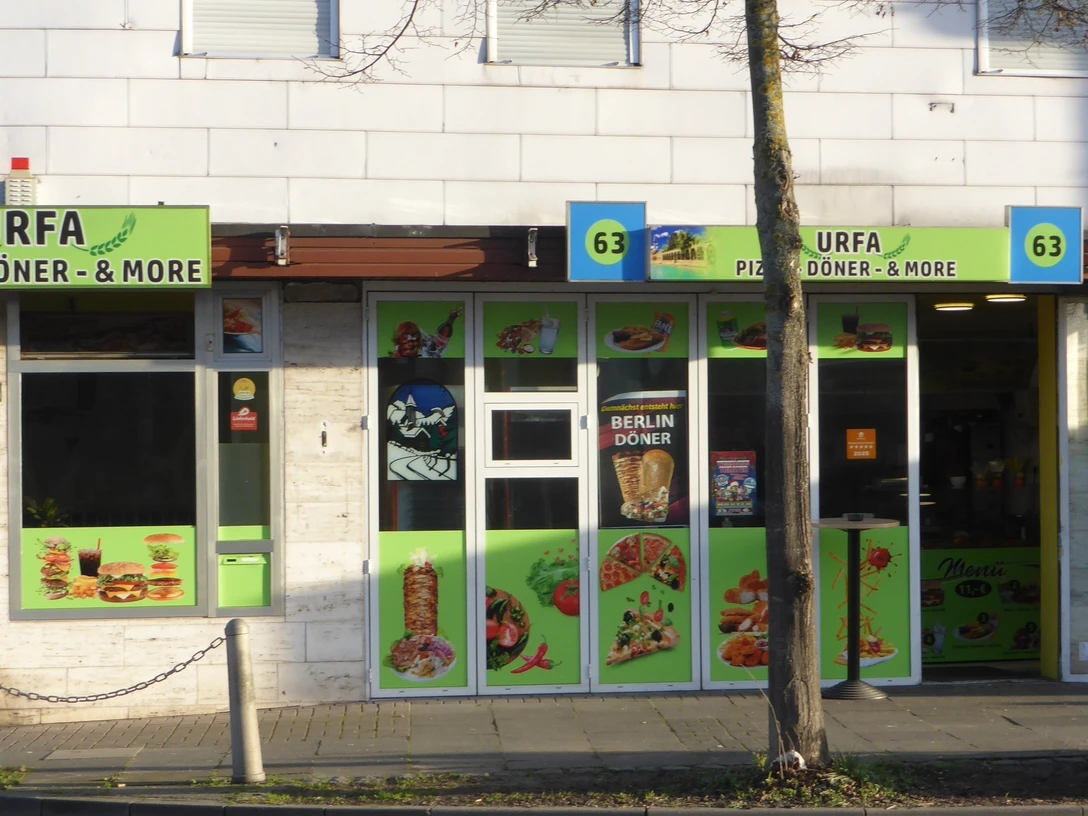 URFA Grün gestalteter Imbiss mit großflächigen Fotos von Döner, Pizza und Snacks an der Front