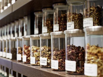 Ronnefeldt Myzeil Glasdosen mit losen Teesorten im Ronnefeldt TeegeschäftGlass jars with loose tea varieties in a Ronnefeldt tea shop