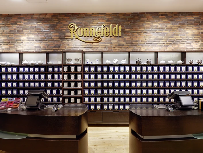 Ronnefeldt Myzeil Innenansicht des Ronnefeldt Teeshops mit Teewand und VerkaufstresenInterior view of the Ronnefeldt tea shop with tea wall and counters