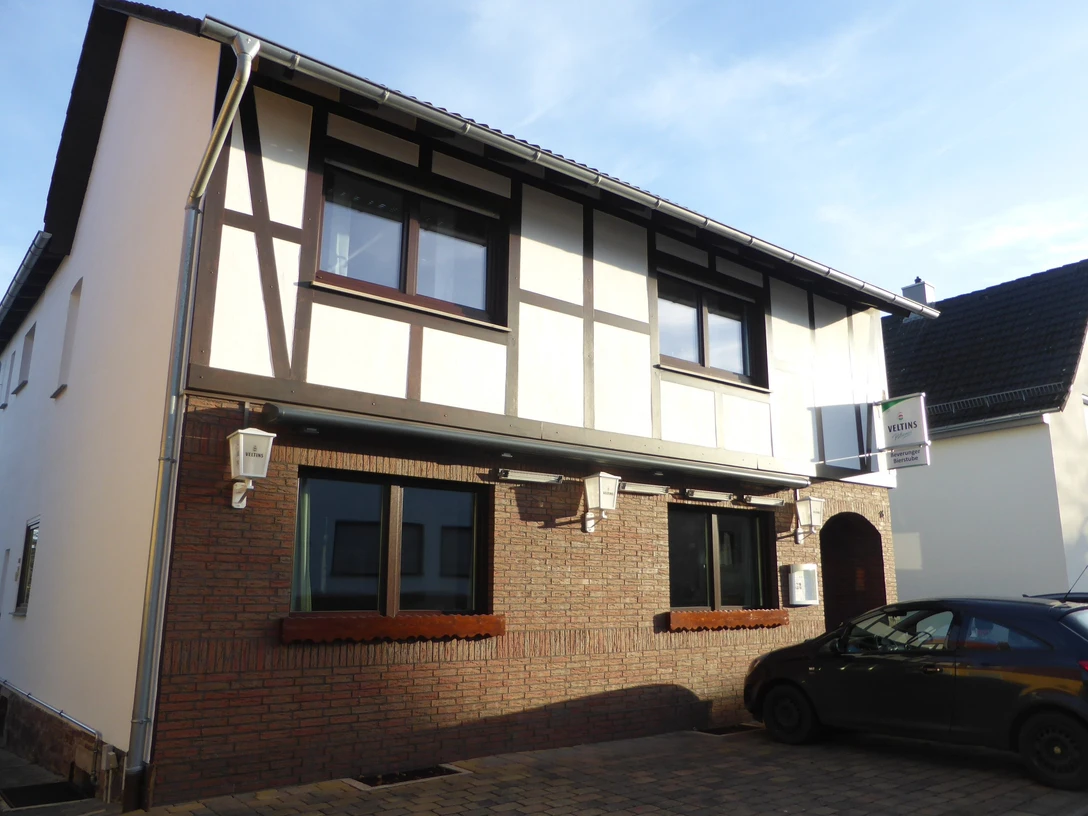 Beverunger Bierstube Zweigeschossiges Gebäude mit Fachwerkanteilen und Backsteinfront.