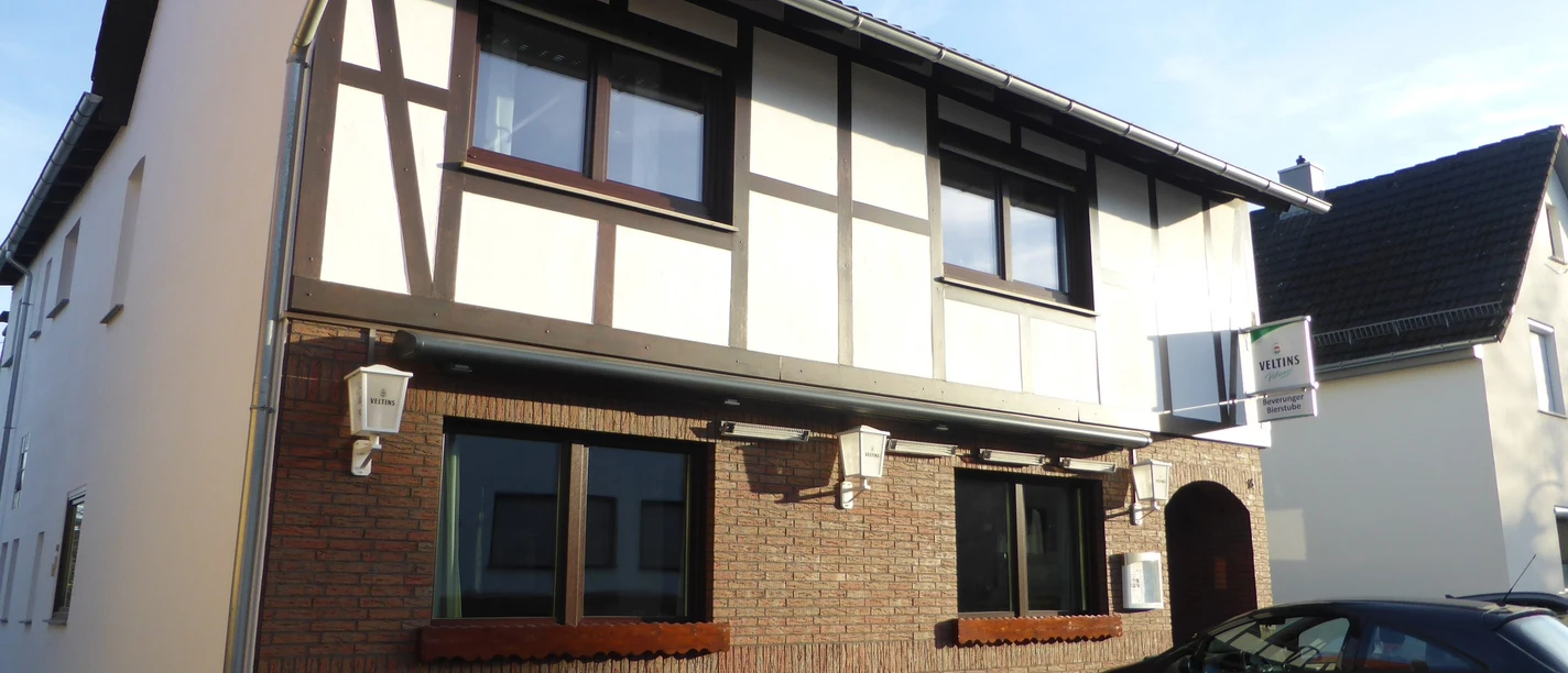 Beverunger Bierstube Zweigeschossiges Gebäude mit Fachwerkanteilen und Backsteinfront.