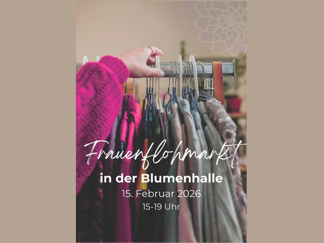 Frauenflohmarkt .jpg Frau betrachtet Kleidungsstücke an einer Kleiderstange beim Frauenflohmarkt in der Blumenhalle.