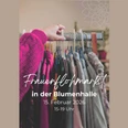 Frauenflohmarkt .jpg Frau betrachtet Kleidungsstücke an einer Kleiderstange beim Frauenflohmarkt in der Blumenhalle.