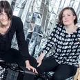Duo Windspiel Verena Wüsthoff & Eva Zöllner sitzen vor ihren Instrumenten und schauen gespannt in die Kamera.Verena Wüsthoff & Eva Zöllner sit in front of their instruments and look intently into the camera.