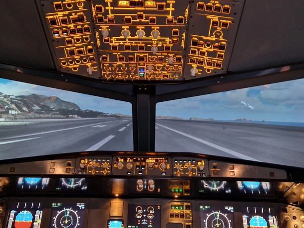 Flugsimulator Frankurt AIRlebnis-Flug - Cockpit Blick aus dem Cockpit über das Armaturenbrett aufs Rollfeld.