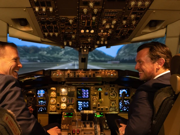 Cockpit-Simulatorflug - Cockpit Zwei Piloten sitzen in dem Cockpit eines Fluzeuges.