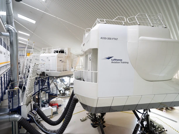 Cockpit-Simulatorflug - Flugsimulator Blick in das Flugsimulationszentrum.