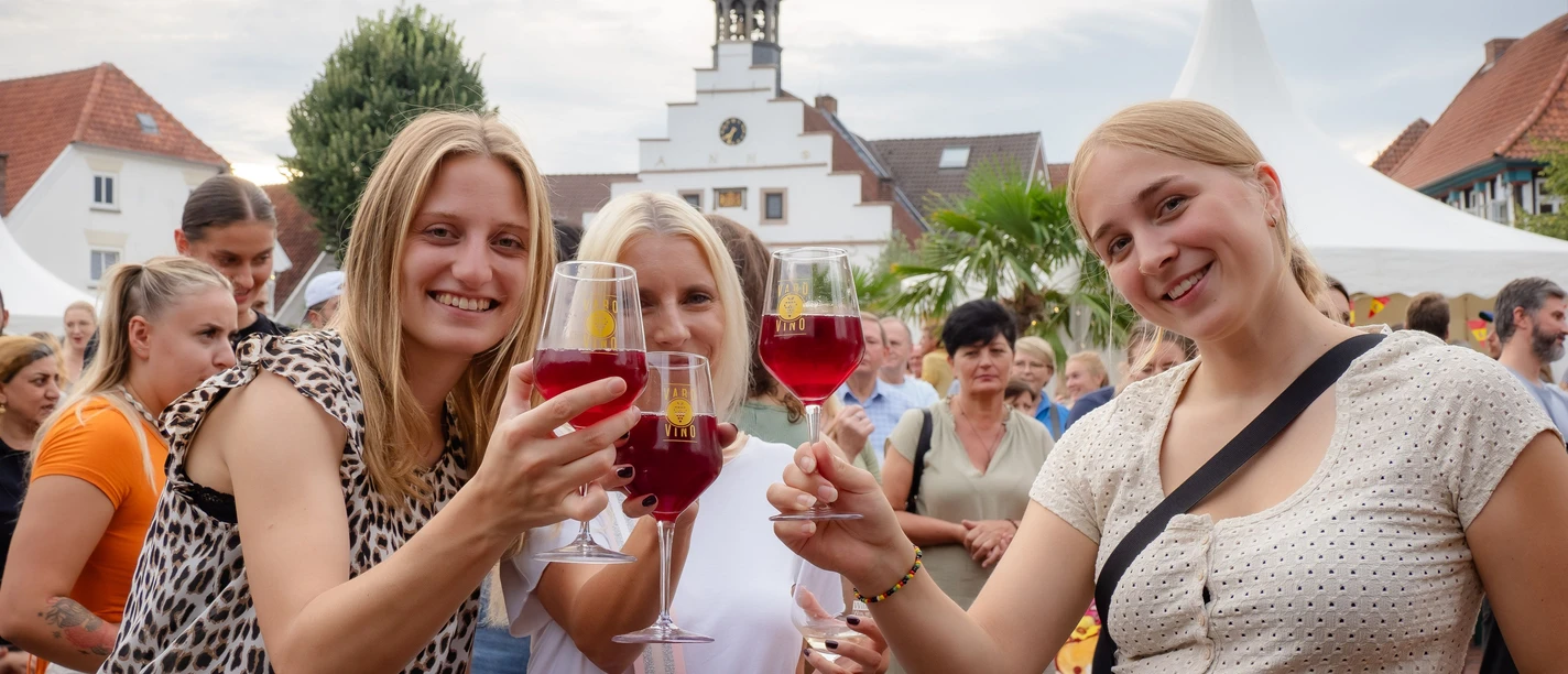Stadtspaziergang mit Weinbegleitung CR Helmut Kramer.jpg