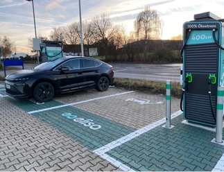 Elektroauto am Laden Classic Tankstelle