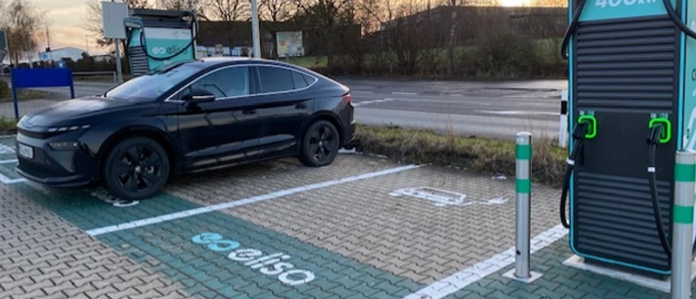 Elektroauto am Laden Classic Tankstelle