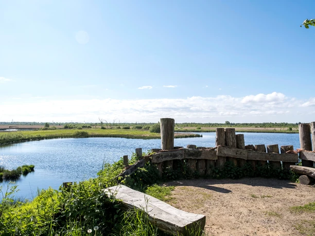 Aussichtsplattform am See