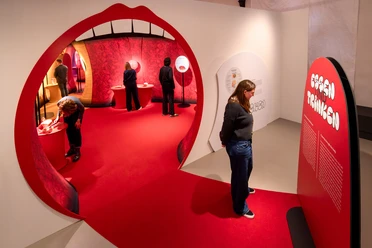 Eingang_Koerperreise_in_der_Ausstellung_Essen_und_Trinken.jpg