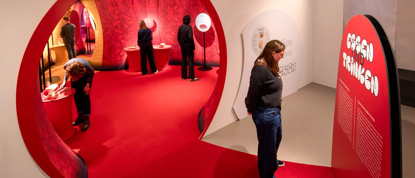 Eingang_Koerperreise_in_der_Ausstellung_Essen_und_Trinken.jpg