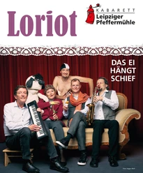 Loriot "Das Ei hängt schief" - Veranstaltungen in der Leipzig Region Fünf Mitglieder des Leipziger Kabaretts Pfeffermühle sitzen und stehen in skurrilen Posen auf und um ein Sofa, einige mit Instrumenten und Accessoires.