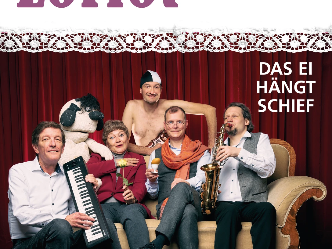 Loriot "Das Ei hängt schief" - Veranstaltungen in der Leipzig Region Fünf Mitglieder des Leipziger Kabaretts Pfeffermühle sitzen und stehen in skurrilen Posen auf und um ein Sofa, einige mit Instrumenten und Accessoires.
