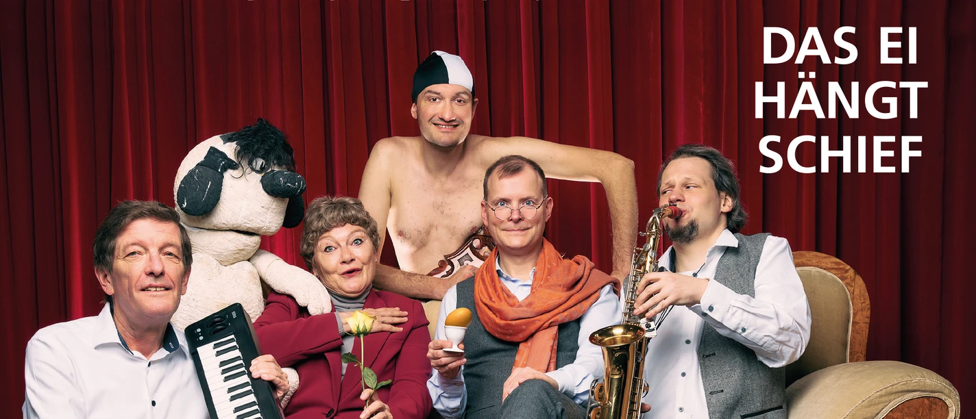 Loriot "Das Ei hängt schief" - Veranstaltungen in der Leipzig Region Fünf Mitglieder des Leipziger Kabaretts Pfeffermühle sitzen und stehen in skurrilen Posen auf und um ein Sofa, einige mit Instrumenten und Accessoires.