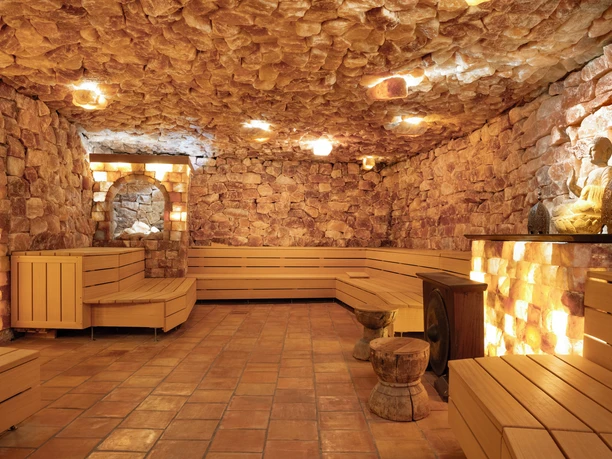 Mediterana Himalaya Salzstollen Blick in eine Sauna mit Salzblöcken an den Wänden und hellen Holzbänken.