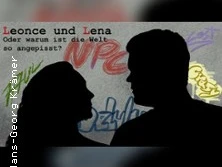 Zwei Silhouetten vor grauer Wand mit bunten Graffiti und sichtbar platziertem Stücktitel