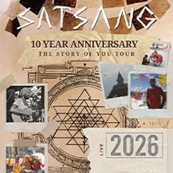 Collage aus Tourtitel, geometrischem Muster und Polaroidfotos mit Landschaften und Menschen