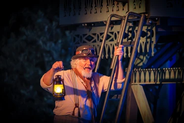 Musical Reise zum Mittelpunkt der Erde am Biedermeierstrand - Veranstaltungen in der Leipzig Region Der zerstreute Professor Dr. Lidenbrock im Musical zum Mittelpunkt der Erde