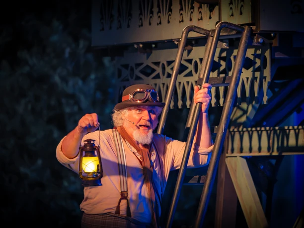 Musical Reise zum Mittelpunkt der Erde am Biedermeierstrand - Veranstaltungen in der Leipzig Region Der zerstreute Professor Dr. Lidenbrock im Musical zum Mittelpunkt der Erde