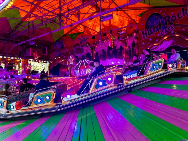 Extern - Freizeit, Kultur & Sport - Michael Völz - Frühjahrsmarkt Fahrgeschäft Musikexpress Großmark