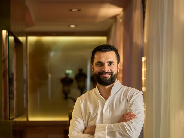 Dennis Kuckuck Der Koch Dennis Kuckuck steht in einem Flur.