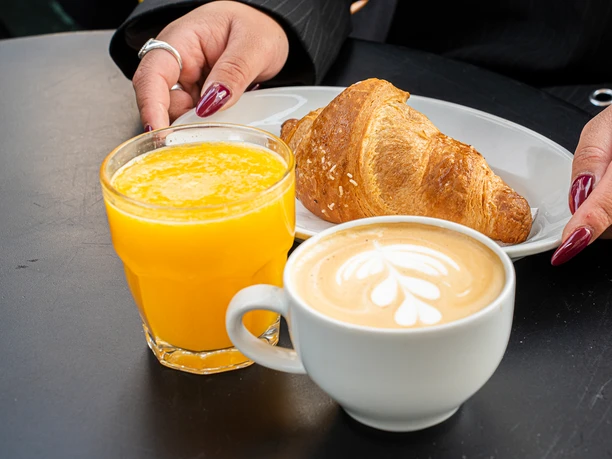 Caffè Spettacolo Café et croissants