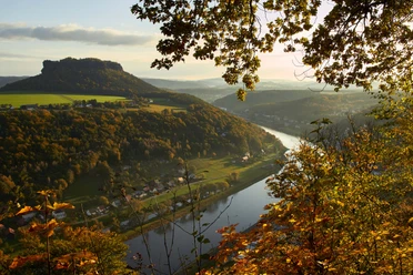 Herbstlaub und Fernsicht zur Elbe mit Lilienstein