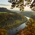Blick vom Fuße der Festung Königstein Herbstlaub und Fernsicht zur Elbe mit Lilienstein