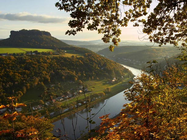 Blick vom Fuße der Festung Königstein Herbstlaub und Fernsicht zur Elbe mit Lilienstein