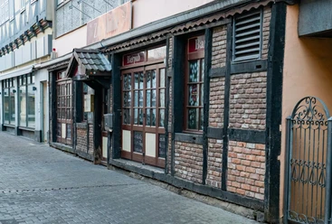 Mühlenstraße.jpg Schmale Kopfsteinpflastergasse mit altem Fachwerkhaus und Bierpub in der Mühlenstraße.