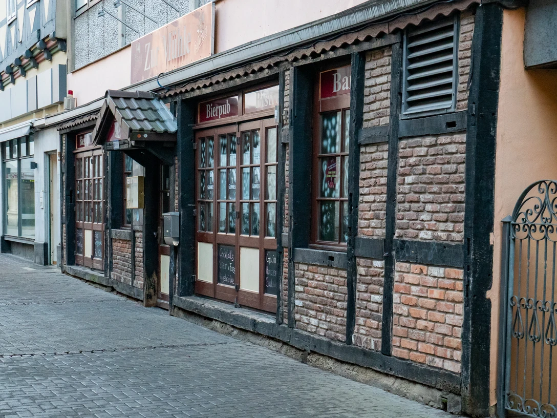 Mühlenstraße.jpg Schmale Kopfsteinpflastergasse mit altem Fachwerkhaus und Bierpub in der Mühlenstraße.