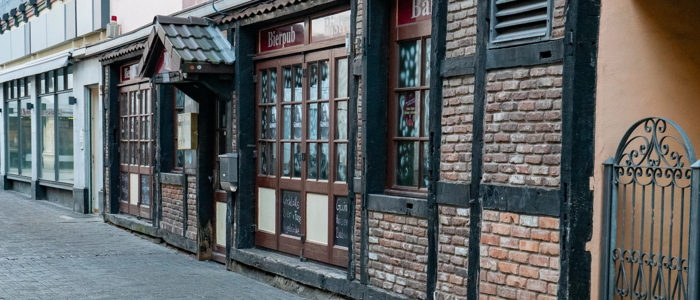 Mühlenstraße.jpg Schmale Kopfsteinpflastergasse mit altem Fachwerkhaus und Bierpub in der Mühlenstraße.