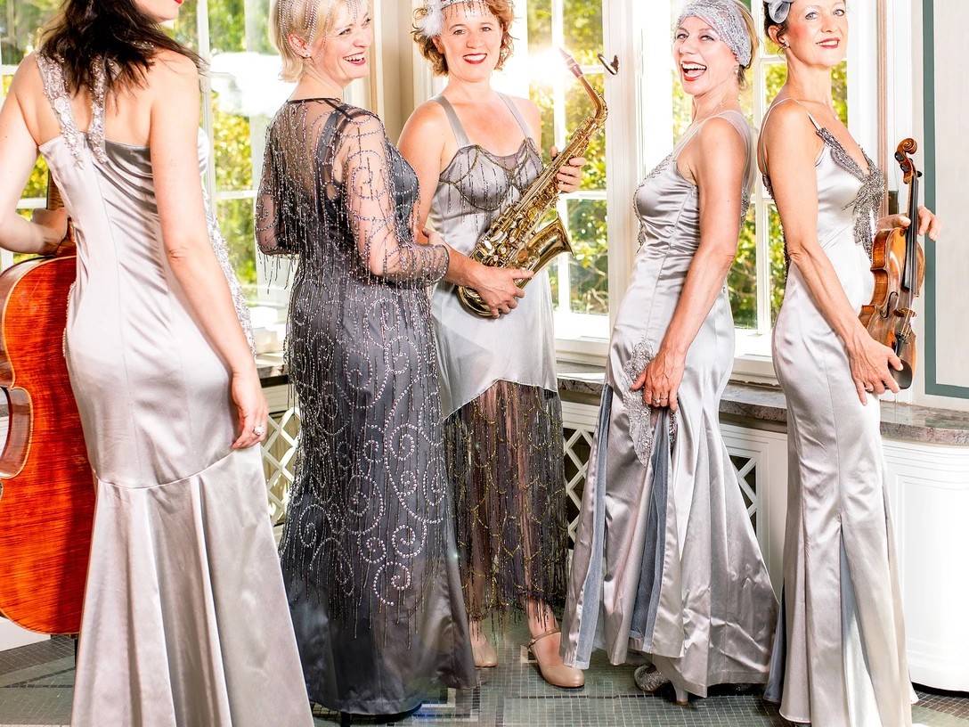 Dresdner Salondamen.jpg