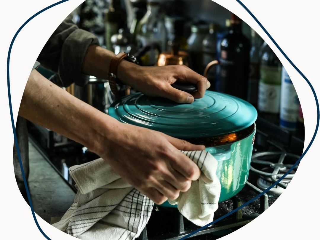 Tasting_Länderküchen kennenlernen (1).png Zwei Hände mit Geschirrtuch halten Topf